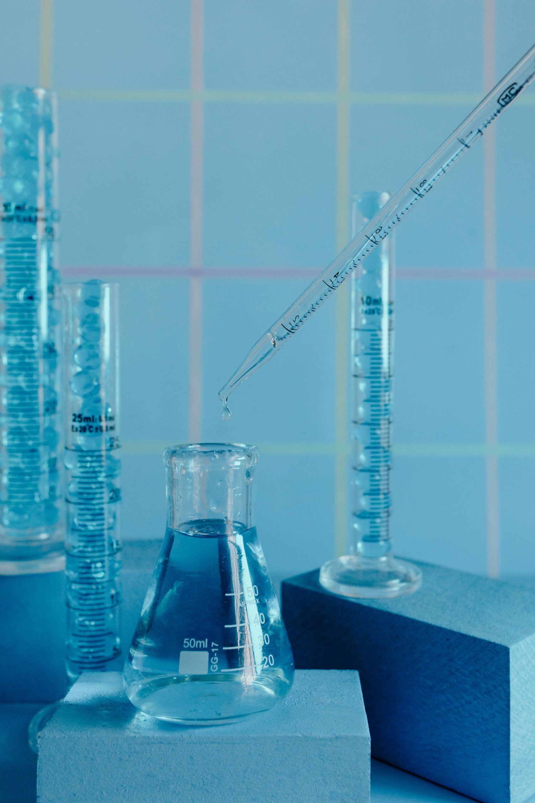 Transparente Labor-Glasfläschchen auf einer glatten Oberfläche im Reinraum für Institute, die Peptide Kaufen Deutschland Reinheitszertifikat wählen.